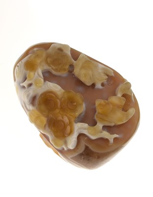Lot 231 - Chinese carved agate snuff bottle