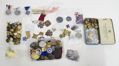 Lot 334 - Mixed collection of military and other collectables