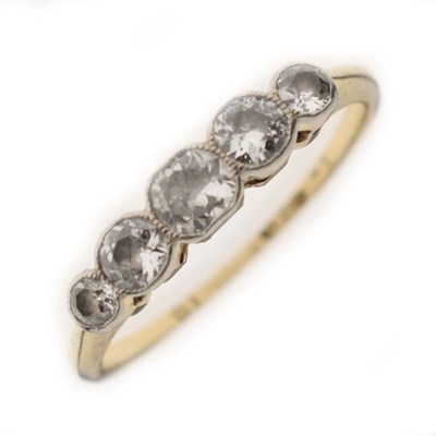 Lot 13 - Early 20th century five-stone diamond ring