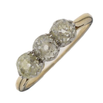 Lot 14 - Antique diamond three-stone ring