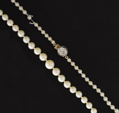 Lot 56 - Pearl necklace with yellow diamond clasp