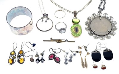 Lot 95 - Quantity of silver and white metal jewellery
