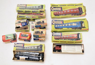 Lot 373 - Kitmaster - Quantity of boxed 00/HO gauge railway model kits