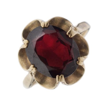 Lot 26 - Modernist garnet 9ct gold dress ring