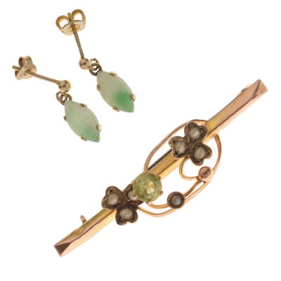 Lot 42 - Edwardian peridot and seed pearl bar brooch, and a pair of jade 9ct gold drop earrings (2)