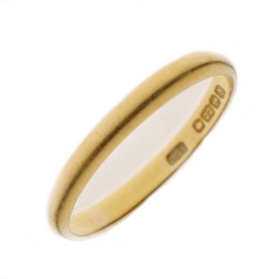 Lot 34 - 22ct gold wedding band