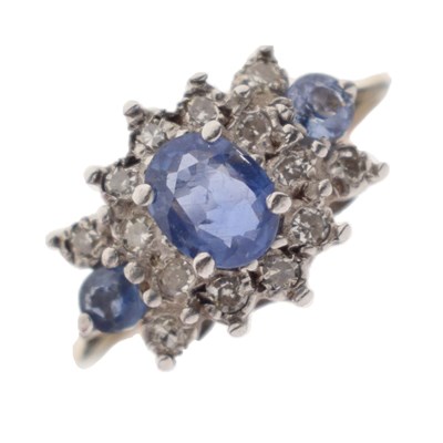Lot 16 - Sapphire and diamond cluster ring