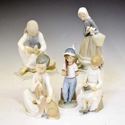 Lot 540 - Lladro - Three figures comprising, etc