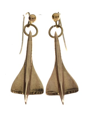 Lot 72 - Pair of Concorde 9ct gold drop earrings