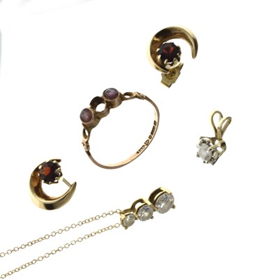 Lot 85 - Assorted 9ct gold jewellery comprising a gem-set three-stone ring (a/f), Chester 1916, etc