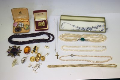 Lot 88 - Assorted costume jewellery, including freshwater pearl and simulated pearl necklaces, etc