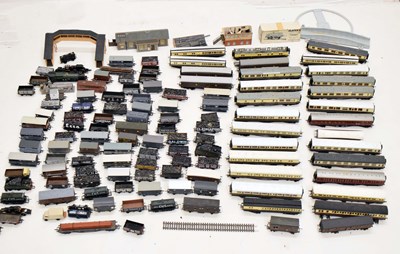 Lot 387 - Large collection of 00 gauge rolling stock, wagon, carriages/coaches
