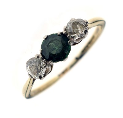 Lot 20 - Garnet-topped doublet and diamond three-stone ring (a/f)
