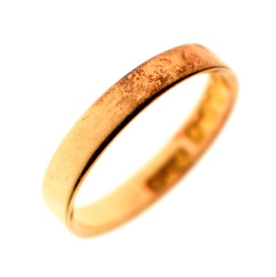 Lot 38 - 18ct gold wedding band