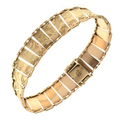Lot 66 - Yellow metal panel bracelet with 'Willow Pattern' design