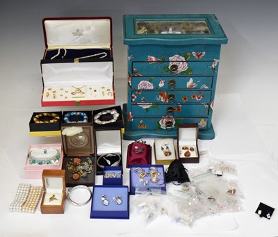 Lot 97 - Large quantity of costume jewellery