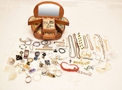 Lot 98 - Large quantity of costume jewellery
