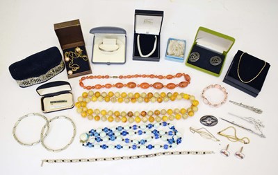 Lot 95 - Small quantity of silver and other costume jewellery