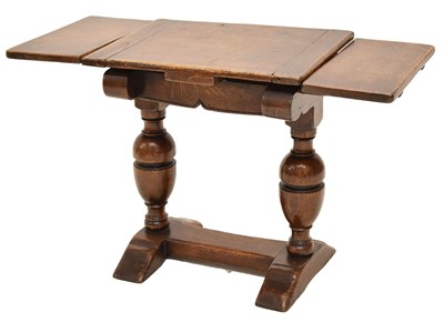 Lot 605 - Small 'old reproduction' oak occasional table