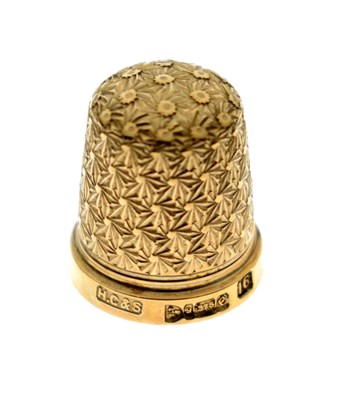 Lot 219 - George V 9ct gold thimble with engraved decoration, size 16