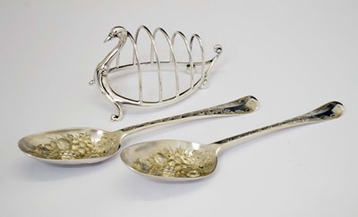 Lot 256 - Pair of silver 'berry' spoons and a swan toast rack