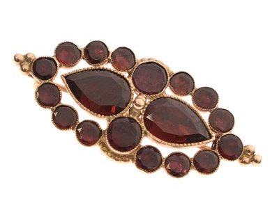 Lot 154 - Garnet-coloured multi-stone yellow metal brooch