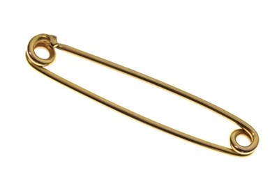 Lot 156 - Yellow metal safety pin, stamped '9'