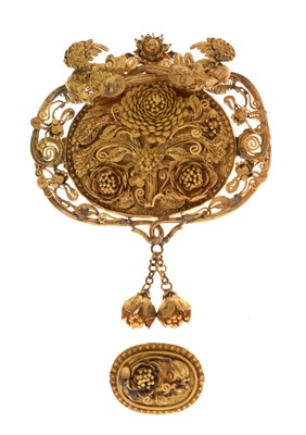 Lot 32 - 19th century East Asian yellow metal filigree brooch