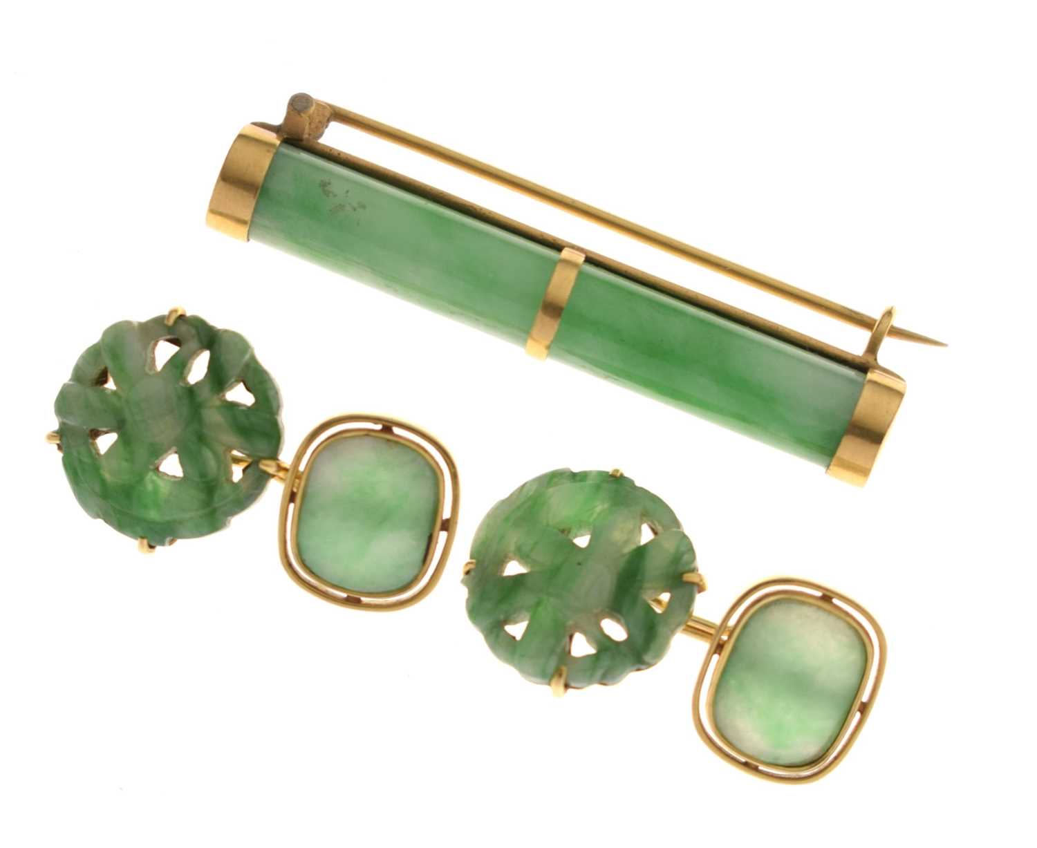 Lot 31 - Yellow metal and jade bar brooch, pair of K18 cufflinks