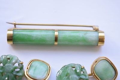 Lot 31 - Yellow metal and jade bar brooch, pair of K18 cufflinks
