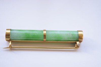 Lot 31 - Yellow metal and jade bar brooch, pair of K18 cufflinks