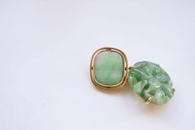 Lot 31 - Yellow metal and jade bar brooch, pair of K18 cufflinks