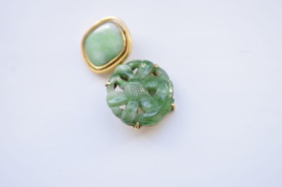 Lot 31 - Yellow metal and jade bar brooch, pair of K18 cufflinks