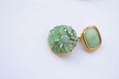 Lot 31 - Yellow metal and jade bar brooch, pair of K18 cufflinks