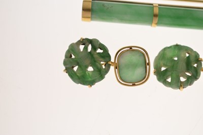 Lot 31 - Yellow metal and jade bar brooch, pair of K18 cufflinks