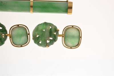 Lot 31 - Yellow metal and jade bar brooch, pair of K18 cufflinks
