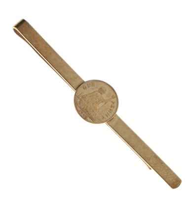 Lot 219 - 9ct gold tie pin with replica 1945 gold one penny coin