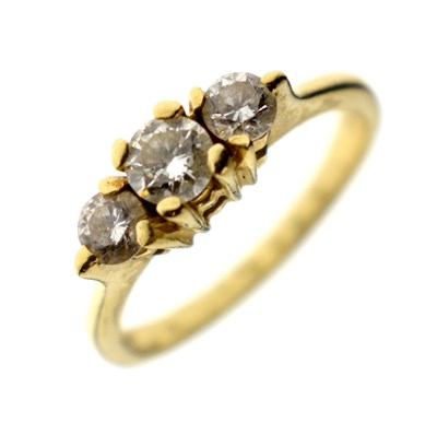 Lot 109 - Three-stone diamond ring, stamped '14K P'