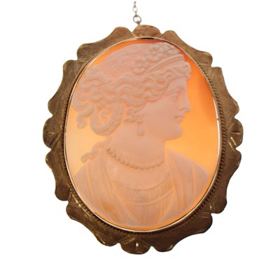 Lot 5 - Large shell cameo 9ct gold brooch