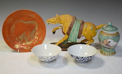 Lot 584 - Sundry Asian ceramics