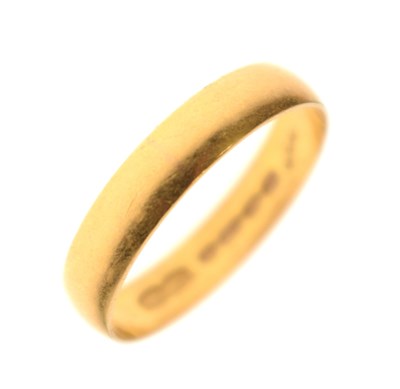 Lot 138 - 22ct gold wedding band
