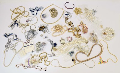 Lot 238 - Quantity of costume jewellery