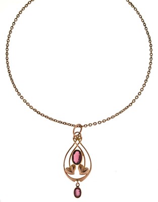 Lot 70 - Murrle Bennett & Co Art Nouveau garnet 9ct gold pendant necklace