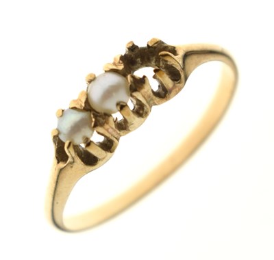 Lot 126 - Pearl and yellow metal ring
