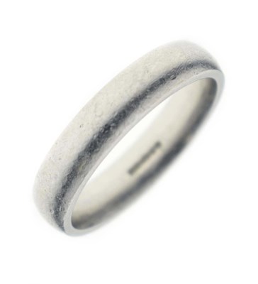 Lot 144 - Platinum wedding band