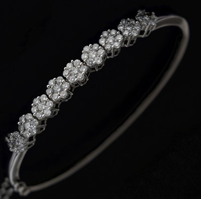Lot 86 - Diamond flower head cluster 14k white metal hinged bangle