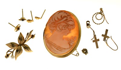 Lot 147 - Small quantity of jewellery comprising a 9ct gold floral brooch, etc