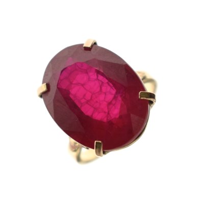 Lot 122 - Synthetic ruby yellow metal ring