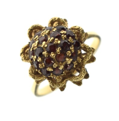 Lot 116 - Garnet and 18ct yellow metal cluster ring