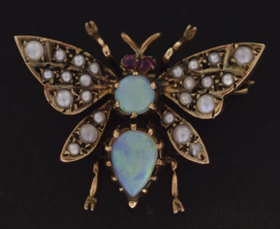 Lot 153 - Gemset 9ct gold insect brooch modelled as a butterfly